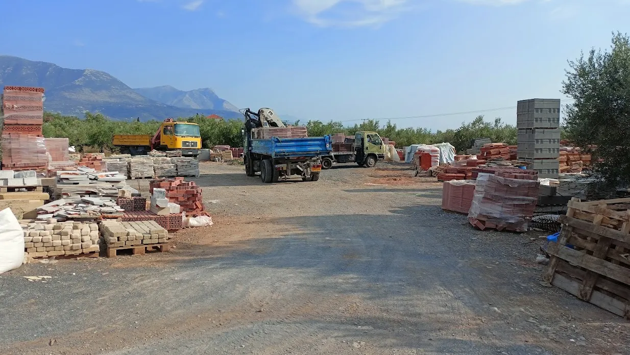 Φορτηγά παράδοσης στον χώρο οικοδομικών υλικών του ΤΣΑΝΤΟΣ